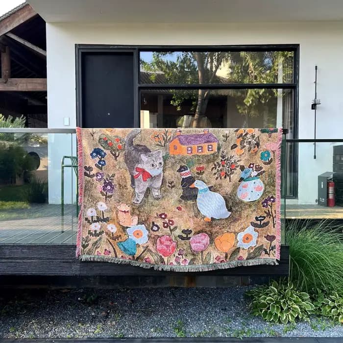 Couverture tapisserie fantaisie motif chat, jeté tissé style art populaire avec scène de jardin fleu
