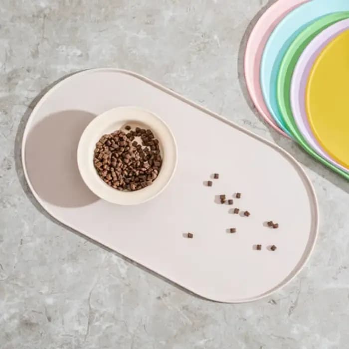 Tapis d'alimentation pour chat avec design antidérapant et imperméable, compatible avec les gamelles pour chats/chiens, pour les foyers multi-animaux