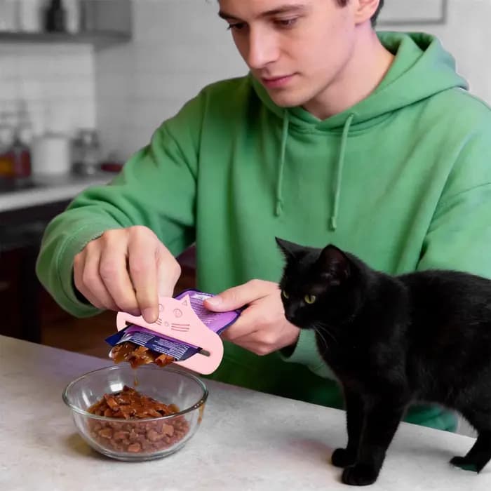 Distributeur de nourriture pour chat en sachet