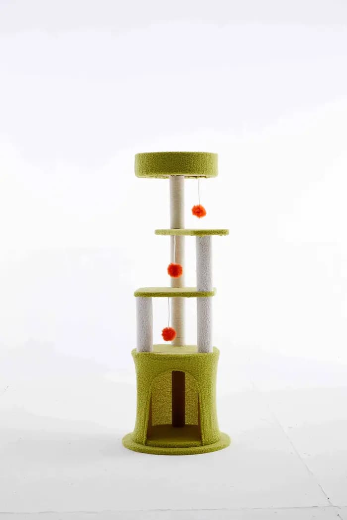Arbre à chat à trois niveaux de style tour, avec poteaux à gratter, une maison pour chat et des élém