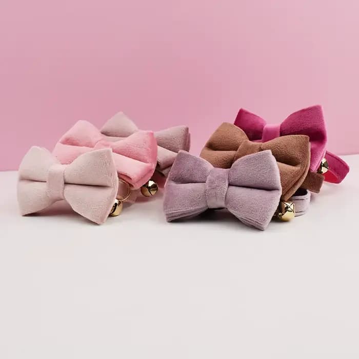 Collier pour chat en velours personnalisé avec plaque nominative, clochette et nœud papillon – Colli