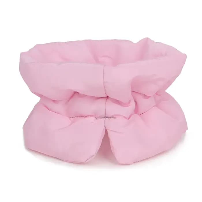Un col chaud coloré et à la mode pour animaux de compagnie et une écharpe imperméable pour les chats