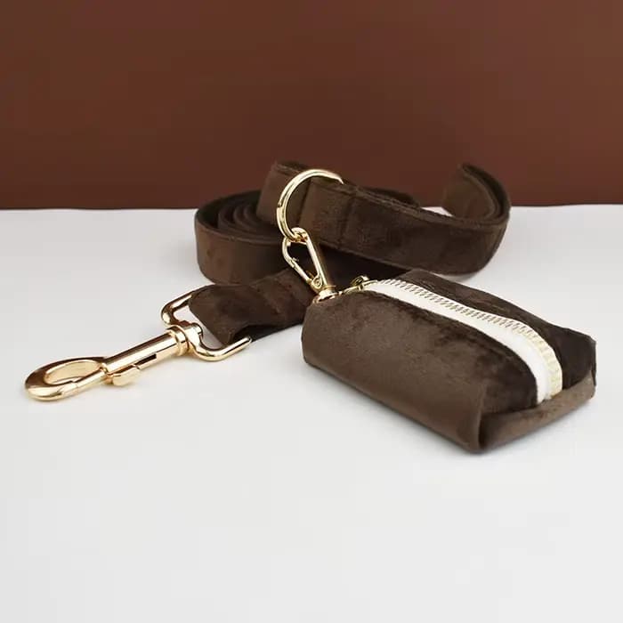 Ensemble collier et laisse pour chien en velours marron foncé, plaque nominative gravée sur mesure,