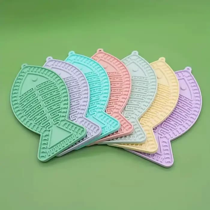 Tapis interactif de léchage de chatons en forme de poisson avec ventouses-tapis d'alimentation pour animaux de