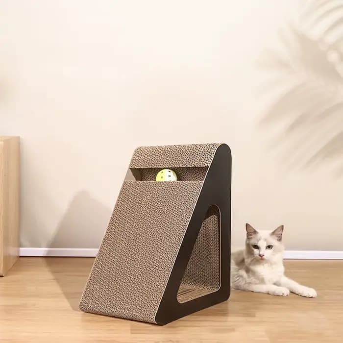 Griffoir pour chat 2 en 1 en carton en forme de triangle avec boules rotatives