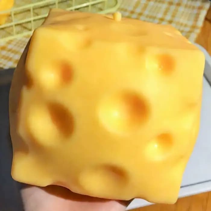 Jouet géant en forme de fromage à presser