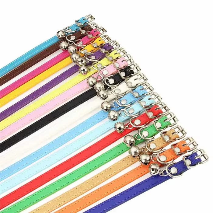 Collier pour chat mignon en similicuir solide réglable avec clochettes