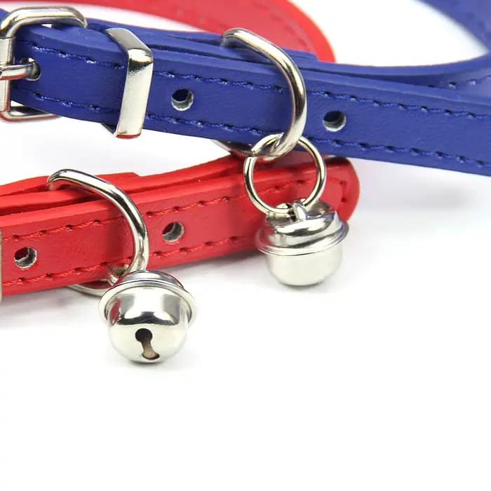 Collier réglable en cuir PU solide avec cloches pour animaux de compagnie