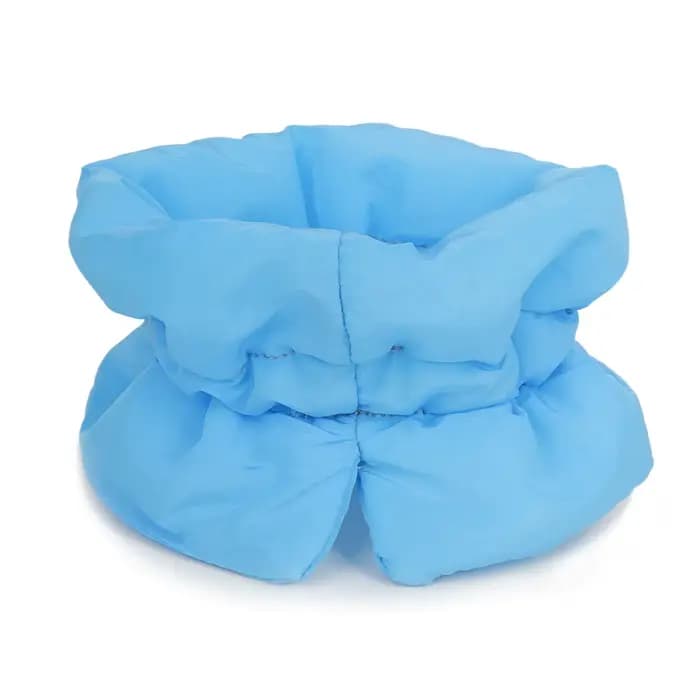 Un col chaud coloré et à la mode pour animaux de compagnie et une écharpe imperméable pour les chats pour empêcher les lécher et le morder après la stérilisation surtension