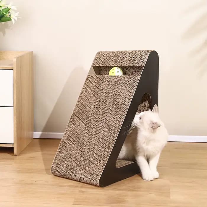 Griffoir pour chat 2 en 1 en carton en forme de triangle avec boules rotatives