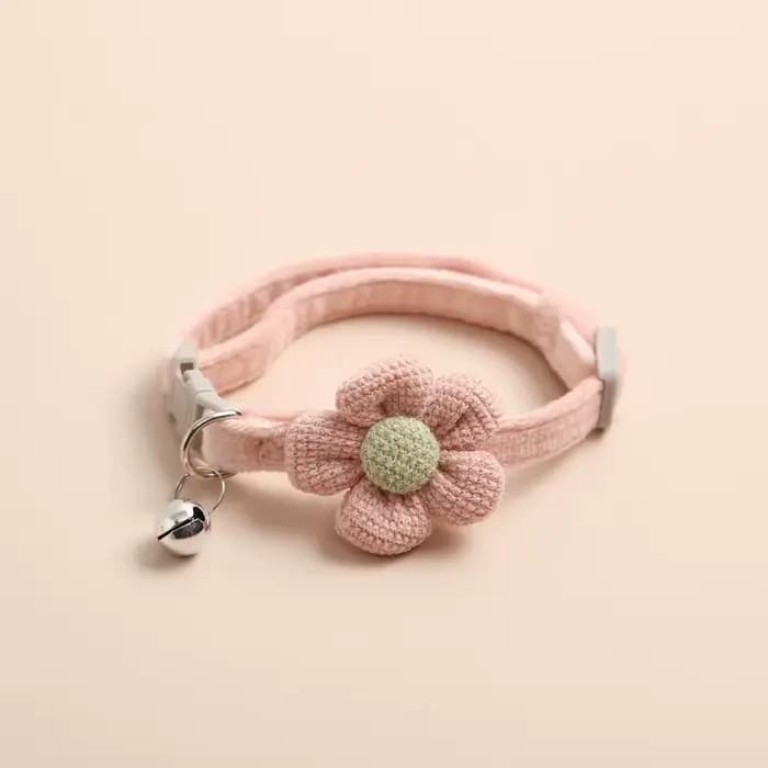 Collier pour chat avec fleur mignonne, boucle réglable, cloche, fournitures pour petits animaux de compagnie, collier pour chaton, petit chien, 1 pièce