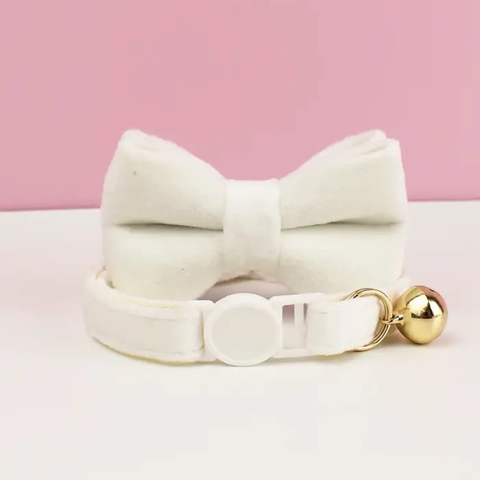 Collier pour chat en velours avec nœud papillon, réglable, sécurité pour animaux de compagnie, prévention des étouffement, confortable et élégant pour les chats