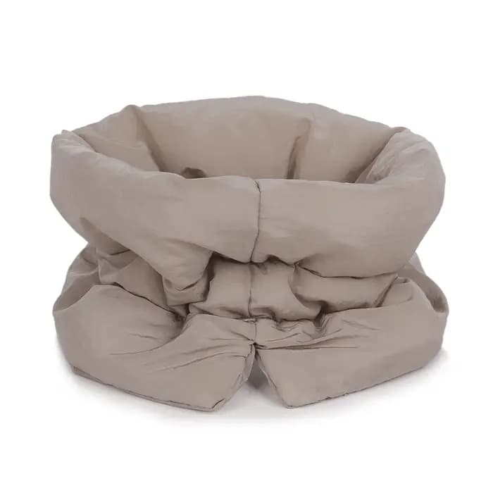 Un col chaud coloré et à la mode pour animaux de compagnie et une écharpe imperméable pour les chats pour empêcher les lécher et le morder après la stérilisation surtension